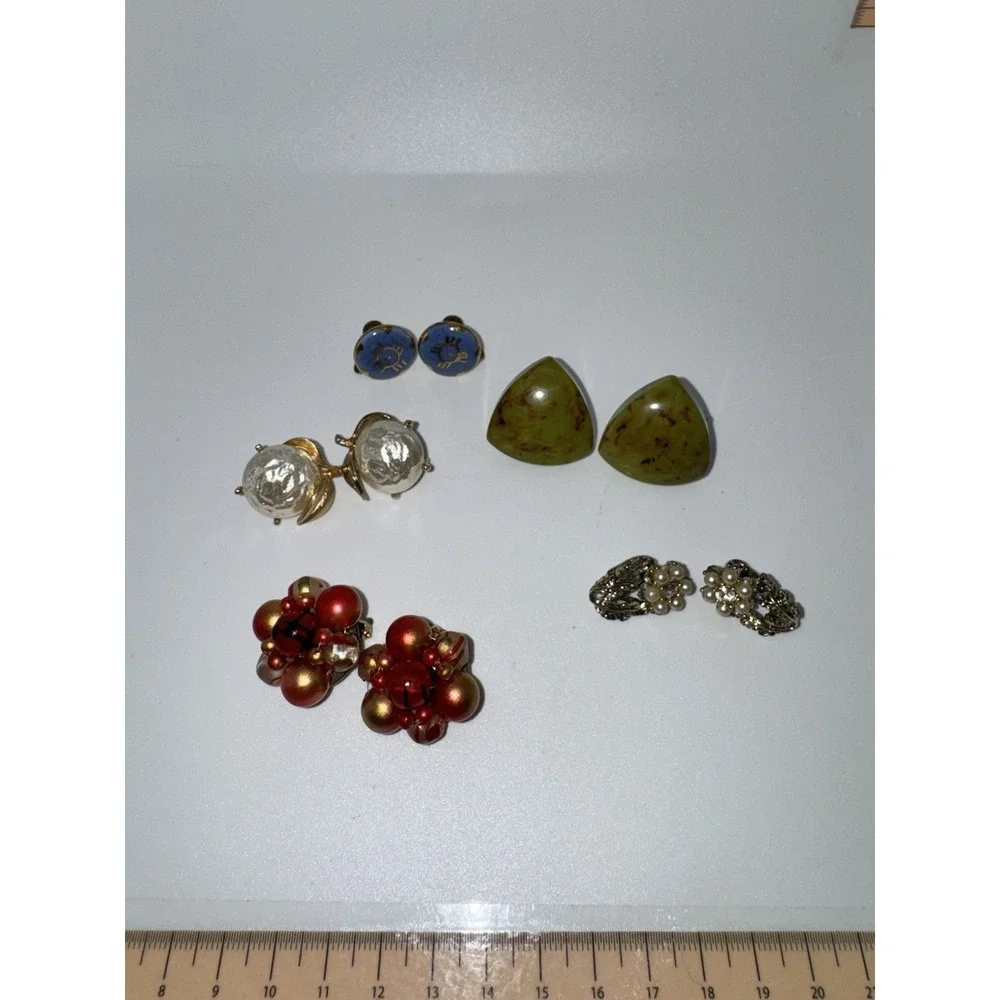 Lot Of (5) Vintage Clip‎ On Earrings - Sarah Cov Hong Kong And Some Unmarked